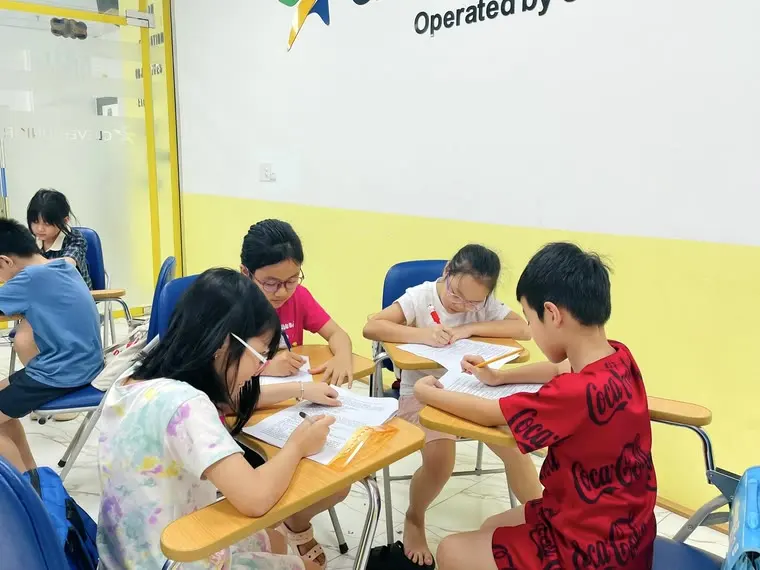 Giờ học tiếng Anh tại trung tâm Clever Junior