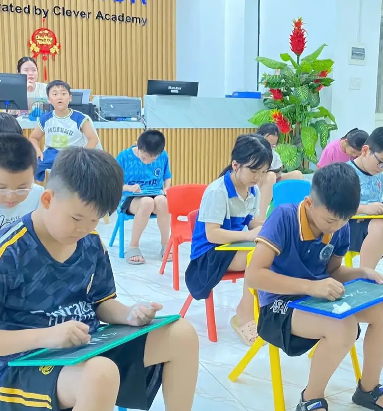 Học sinh Clever Junior tập trung viết bài trong giờ học tiếng Anh