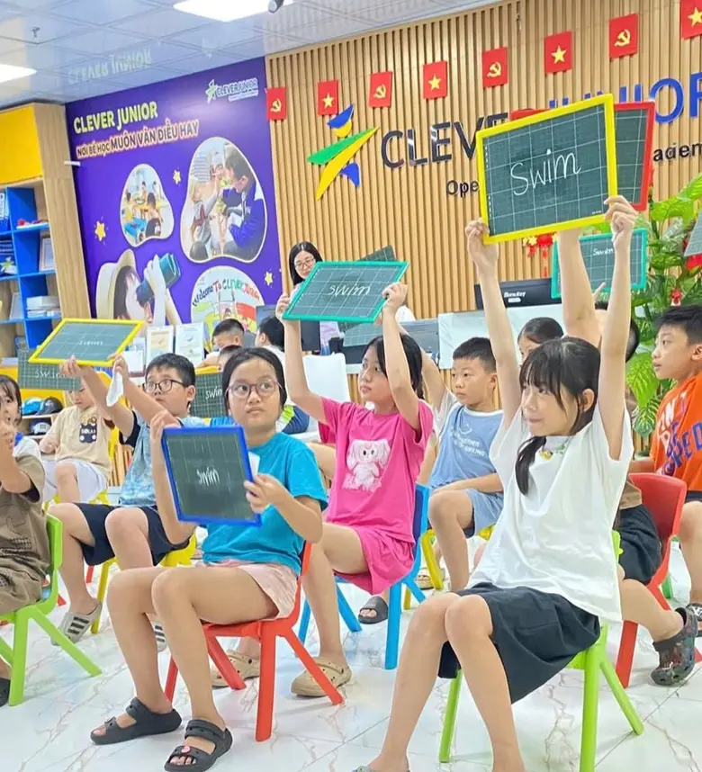 Học sinh Clever Junior giơ bảng ghi từ tiếng Anh trong vòng loại Bee Brilliant 2026