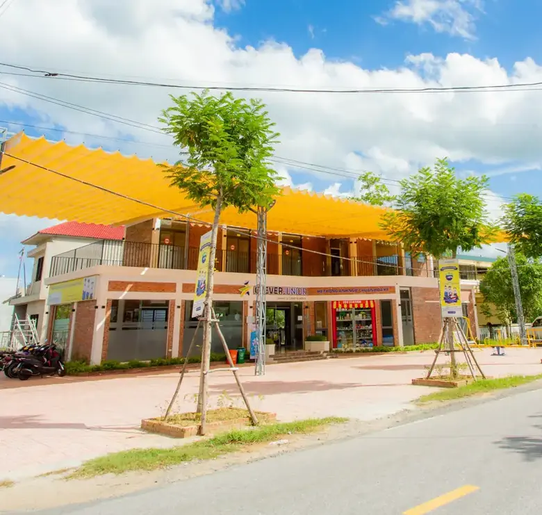 Mặt tiền một campus Clever Junior nhìn từ đường lớn