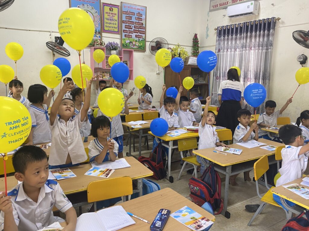 Anh ngữ Clever Junior trao quà cho các bạn học sinh trên địa bàn Thị trấn Thạch Hà